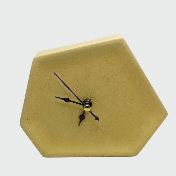 Reloj de mesa decorativo hecho con cemento amarillo