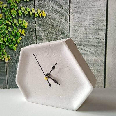 Reloj de mesa decorativo de cemento blanco